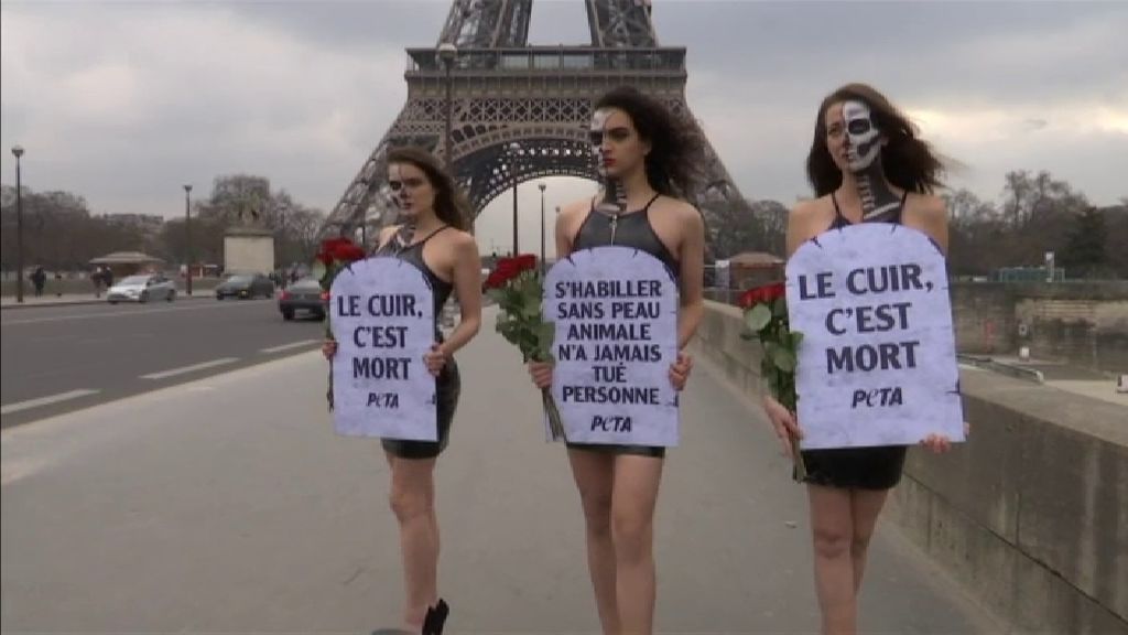 Activistas animalistas protestan contra la utilización de pieles de animales en la industria de la moda en París