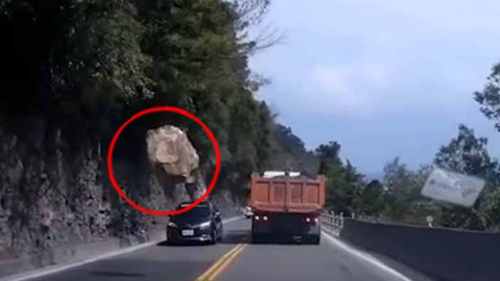 Un pedrusco de miedo cae sobre las vías y a punto está de provocar un desastre