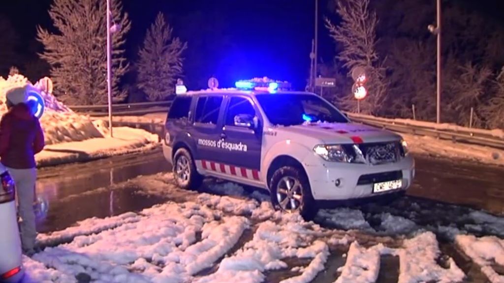 Decenas de camiones quedan atrapados por la nieve en Cataluña