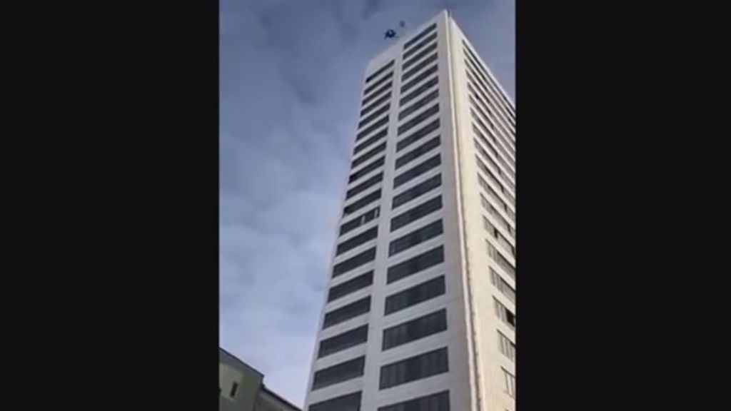 Le falla el paracaídas y sobrevive al saltar de un edificio de 75 metros
