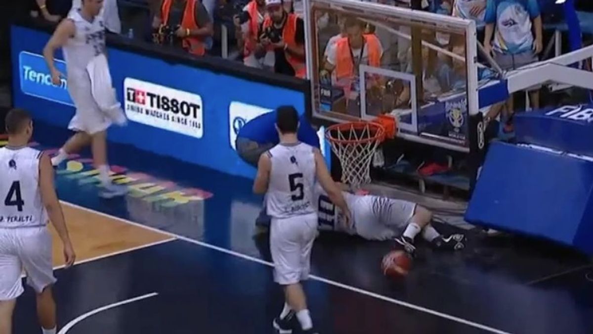 Un jugador de baloncesto acaba lesionado después de que se le cayese el tablero en la cabeza