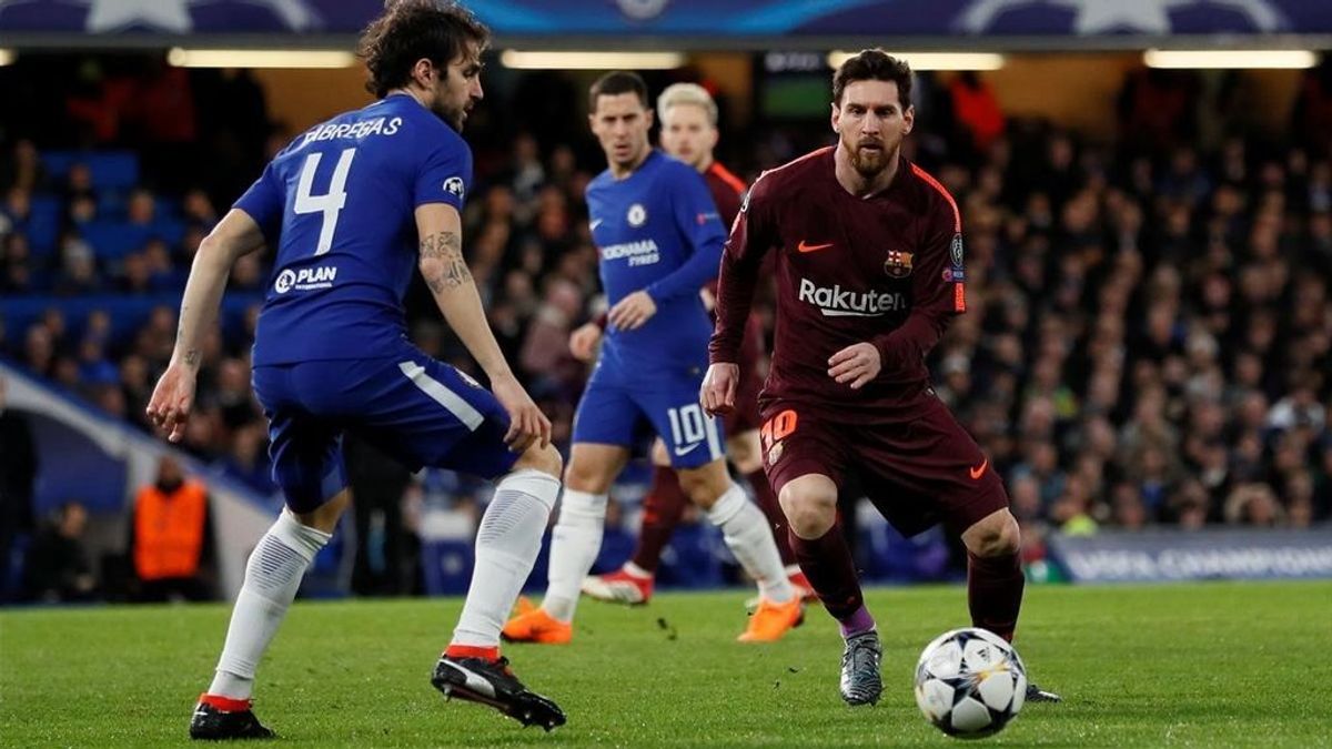 El centrocampista del Chelsea Cesc Fàbregas y el atacante del F.C. Barcelona Leo Messi, en el partido de ida de los octavos de final de la Champions League 2018.