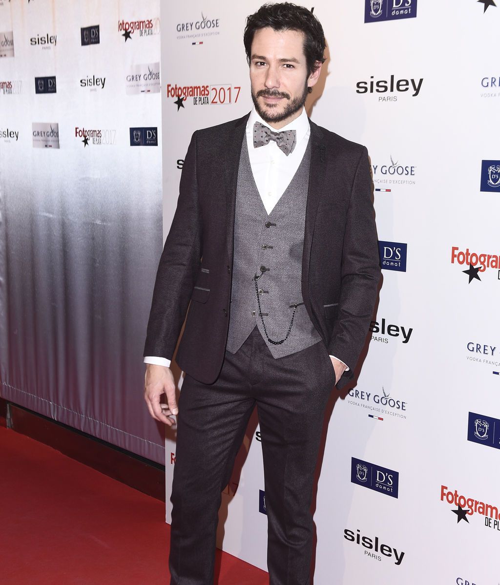Alejandro Albarracín optó por un traje negro, camisa blanca y, chaleco y pajarita en color gris