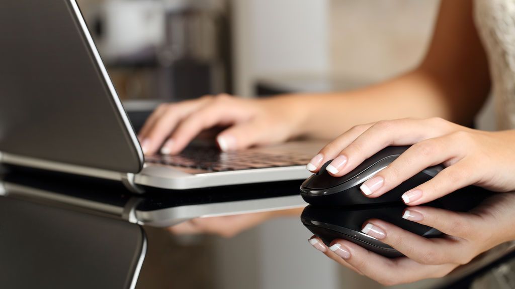 Una estadounidense trabaja de 'novia virtual' para pagarse la universidad