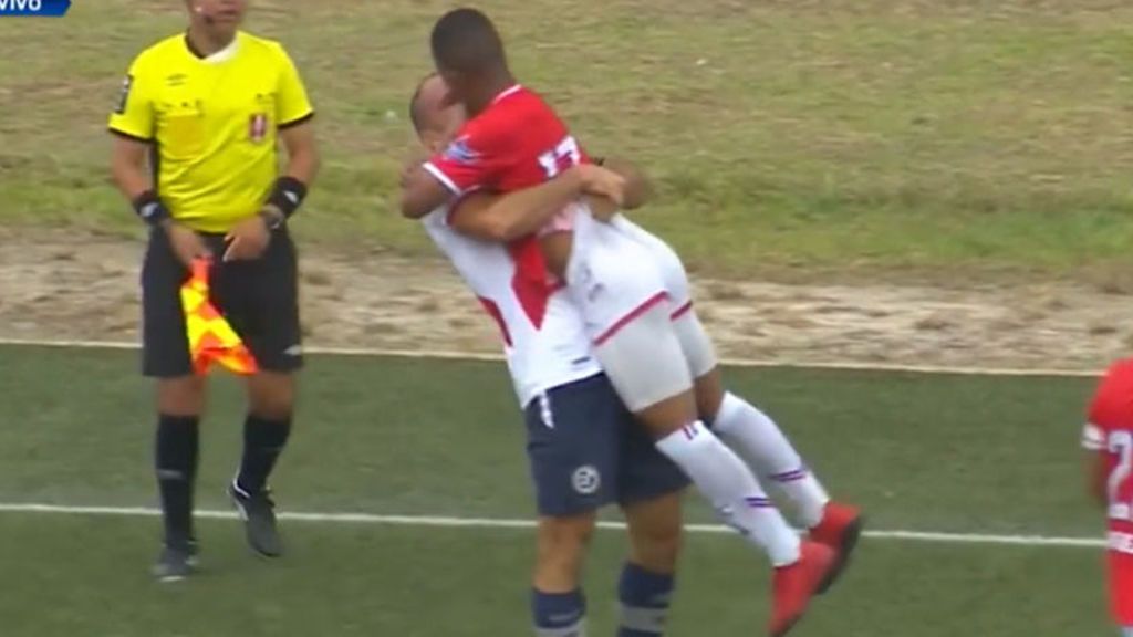 ¿Beso o agresión? La pelea más surrealista del fútbol peruano