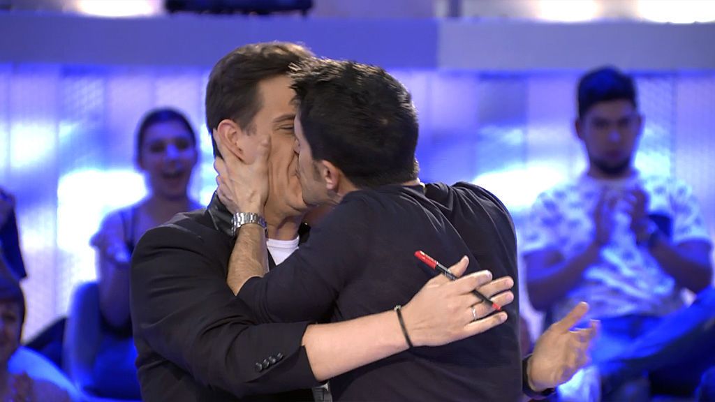 ¡Alejo Sauras besa en la boca a Christian Gálvez en mitad del programa!