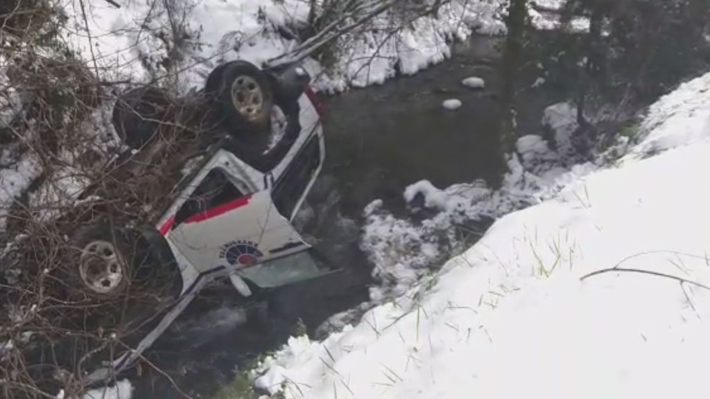 Un coche patrulla de la Ertzaintza cae a un río al salirse de la calzada por la nieve