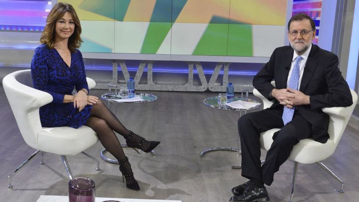 Ana Rosa Quintana y Mariano Rajoy, durante la entrevista que el presidente del Gobierno concedió a 'El programa de Ana Rosa' en enero de 2016.