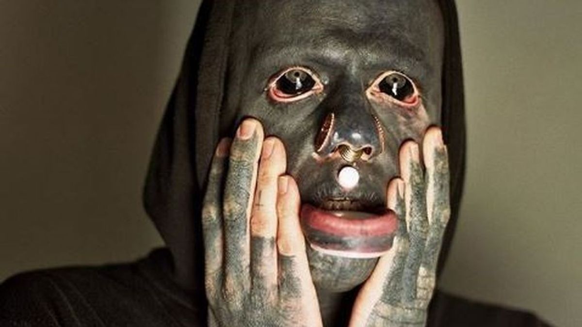 Un tatuador cubre todo su cuerpo de negro inspirado en Picasso