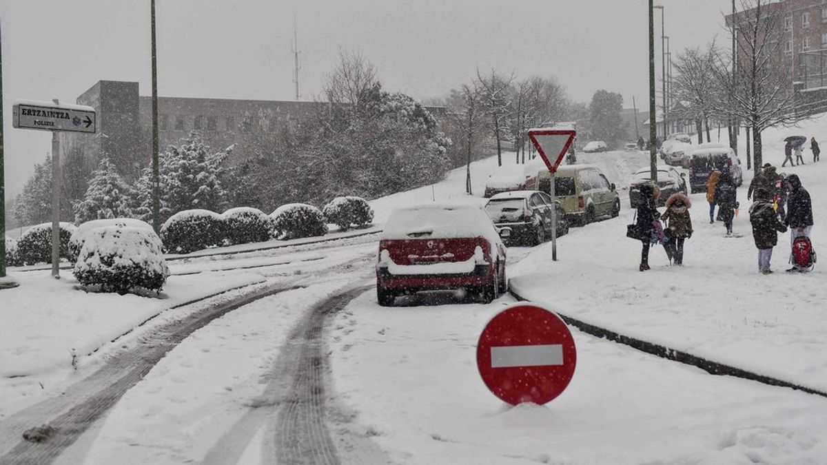 La nieve dificulta el tráfico en 200 carreteras, con la A-8, A-1 y AP-68 cortadas