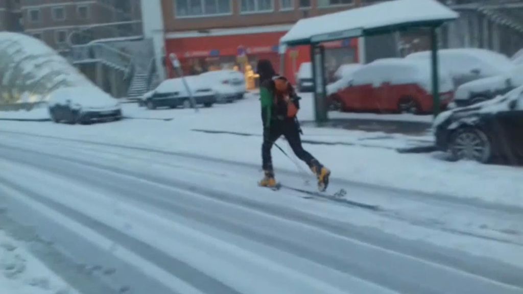 La nieve permite esquiar en pleno Bilbao