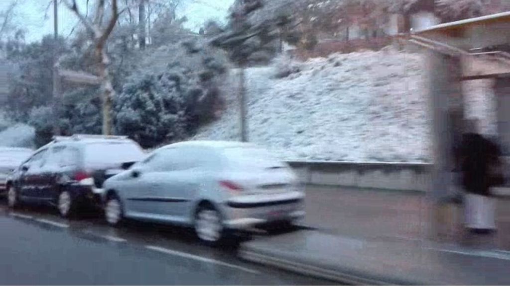 Barcelona amanece cubierta por un manto de nieve