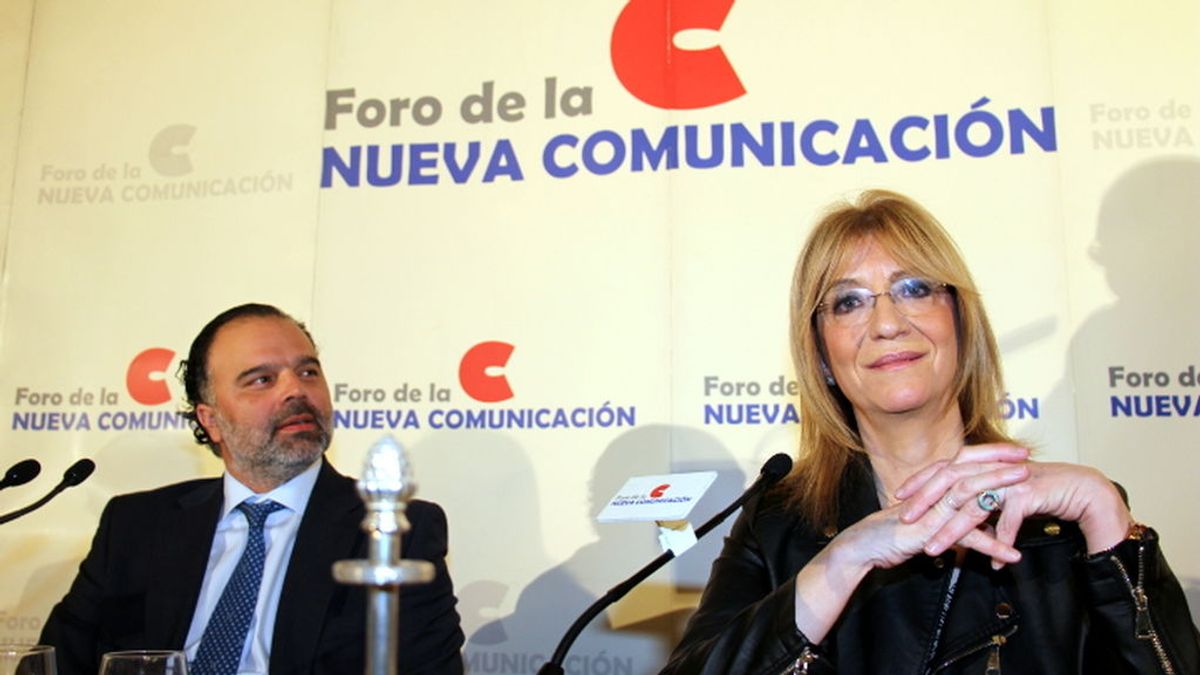 Fernando de Yarza, presidente de Henneo, y Encarna Samitier, directora de '20 minutos', en el Foro de la Nueva Comunicación.