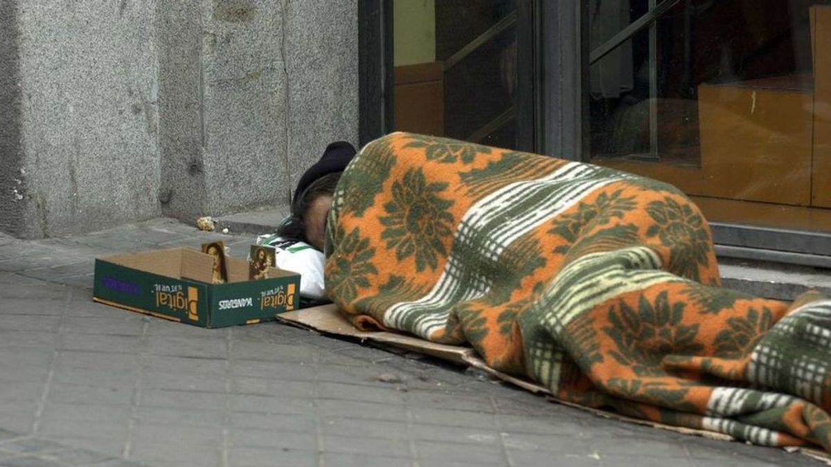 Dejan ropa de abrigo en la calle para que la utilicen las personas sin hogar