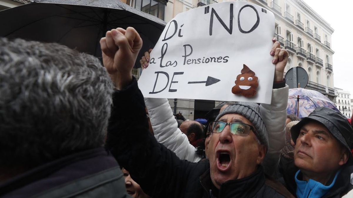 Pensionistas hacen frente a la lluvia y se manifiestan en Hacienda para protestar por la subida del 0,25%