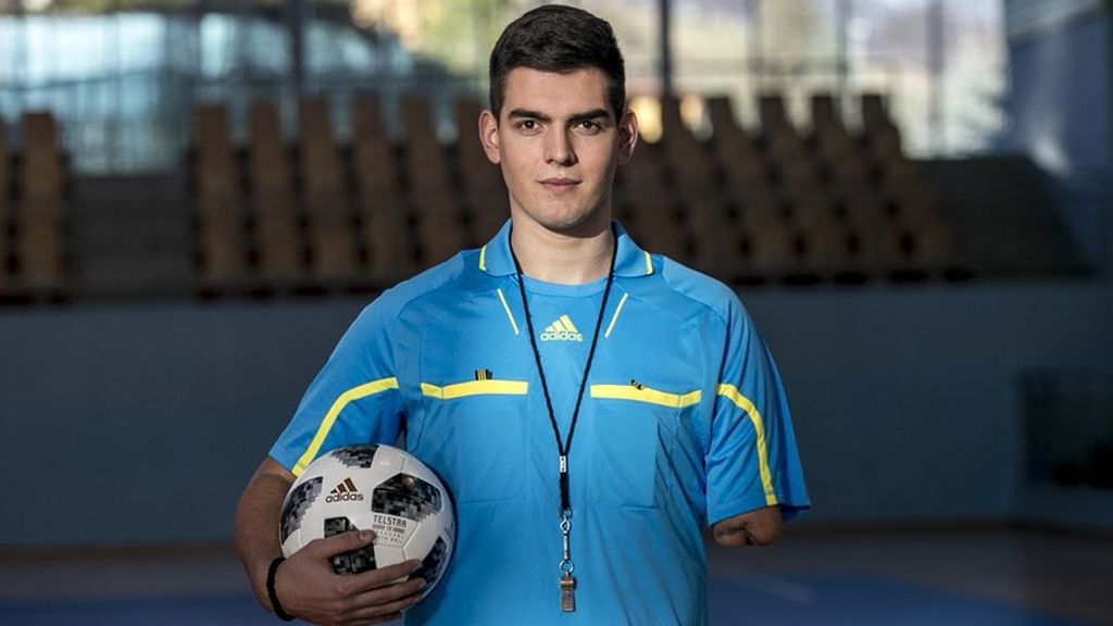 Un accidente truncó su sueño de ser futbolista, pero decidió hacerse árbitro para seguir siendo parte del fútbol