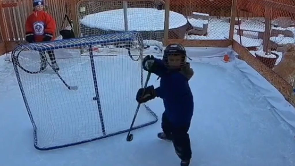 Un niño de cinco años desafía las leyes de la gravedad con este espectacular giro de hockey