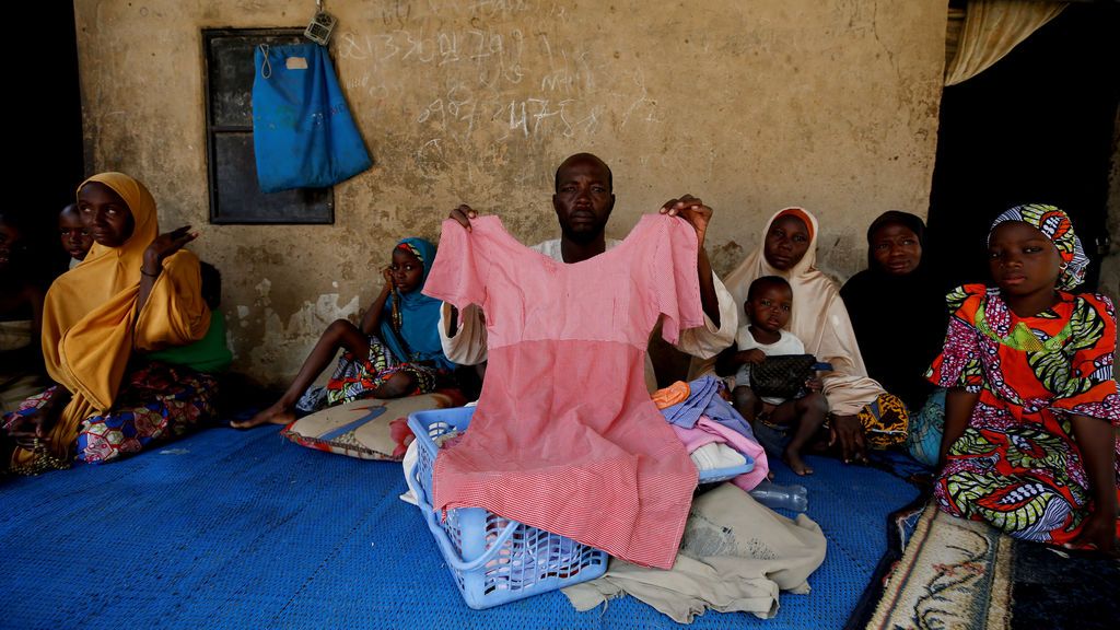Kachalla Bukar, padre de una de las estudiantes desaparecidas en Nigeria, sostiene un vestido de su hija en Dapchi, en el estado nororiental de Yobe, Nigeria
