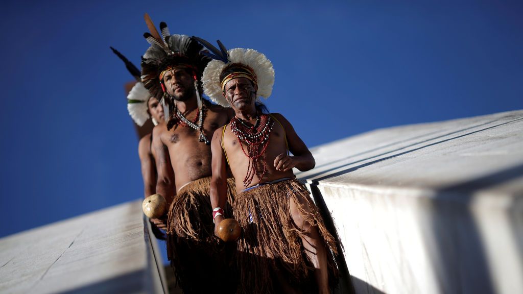 Indígenas de la tribu Pataxo esperan un juicio, según informan los medios locales, en Brasilia (Brasil)