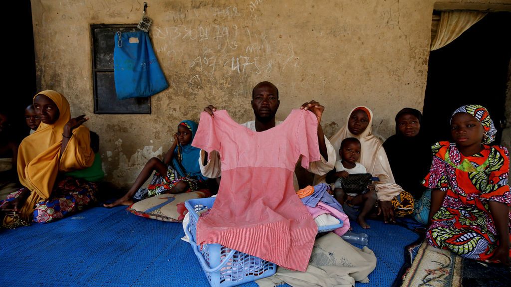 Kachalla Bukar, padre de una de las estudiantes desaparecidas en Nigeria, sostiene un vestido de su hija en Dapchi, en el estado nororiental de Yobe, Nigeria
