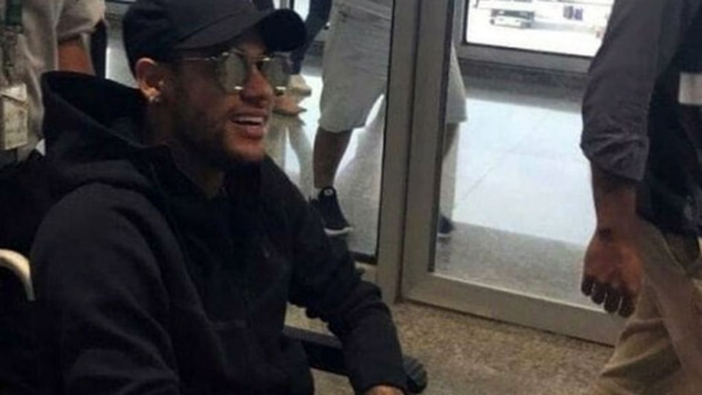 Avión privado, un hospital cerrado para él y un viaje para sus amigos: así será la operación de Neymar en Brasil