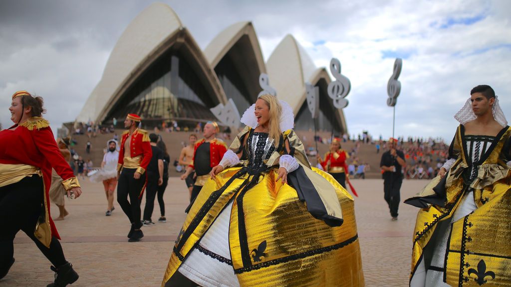 Miembros de la Ópera de Sídney participan en un ensayo general en el centro de Sydney, Australia