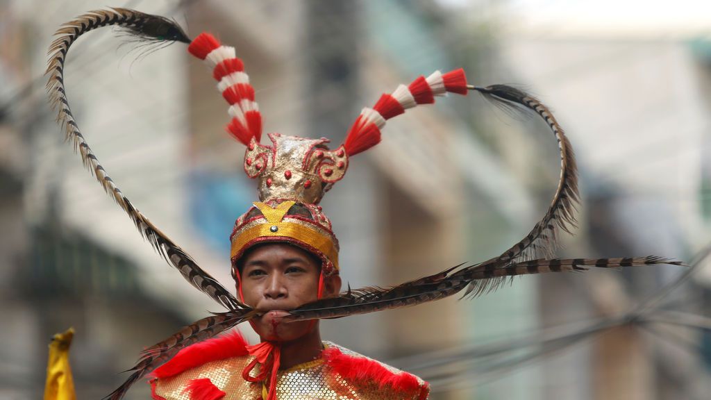 Un participante en Hei Neak Ta, o procesión de los espíritus, que marca el final de las celebraciones del Año Nuevo chino, en Phnom Penh (Camboya)