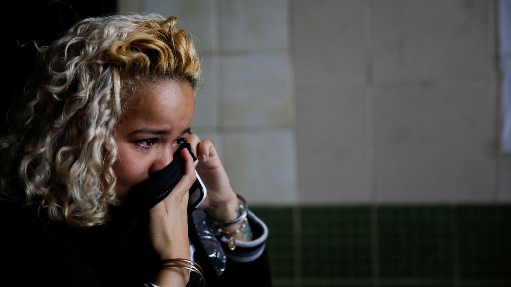 Una mujer llora mientras habla por teléfono antes de abordar un autobús para viajar de Caracas a Guayaquil, en la estación de autobuses de Rutas de América en Caracas, Venezuela