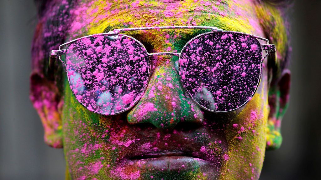 Un hombre manchado de polvos de colores durante las celebraciones de Holi en Calcuta (India)