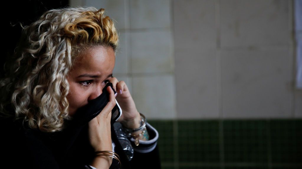 Una mujer llora mientras habla por teléfono antes de abordar un autobús para viajar de Caracas a Guayaquil, en la estación de autobuses de Rutas de América en Caracas, Venezuela