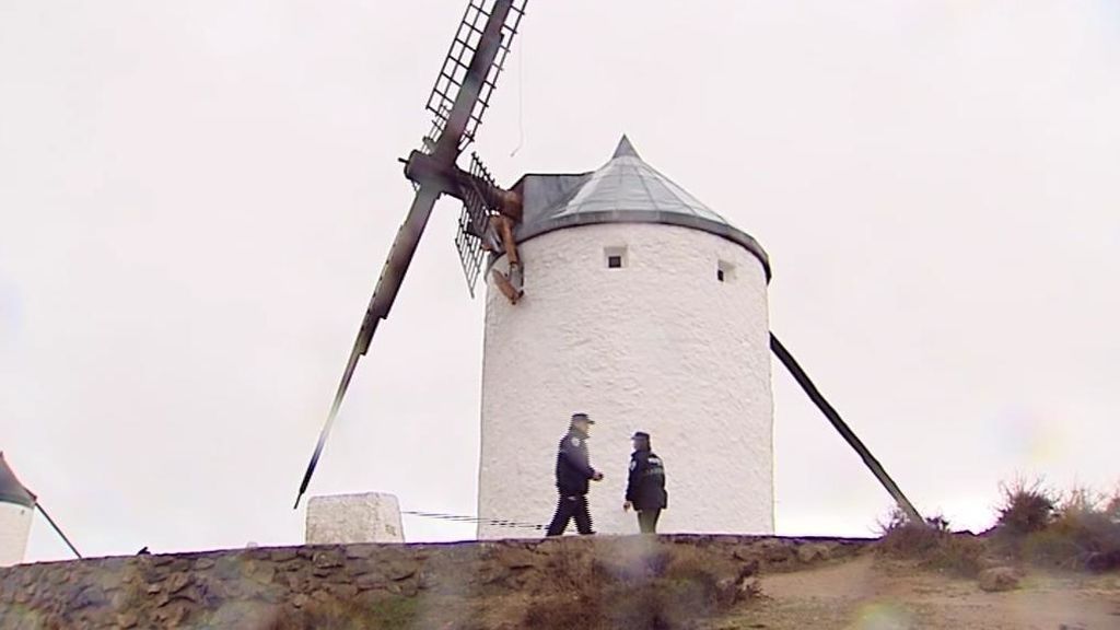 El fuerte viento arrasa con los históricos molinos del corazón de la Mancha