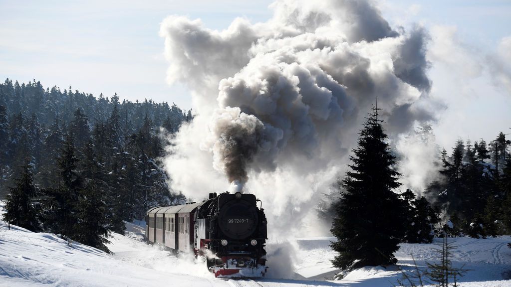 Un tren a vapor se hace paso entre la nieve en Harzer Schmalspurbahn (Alemania)