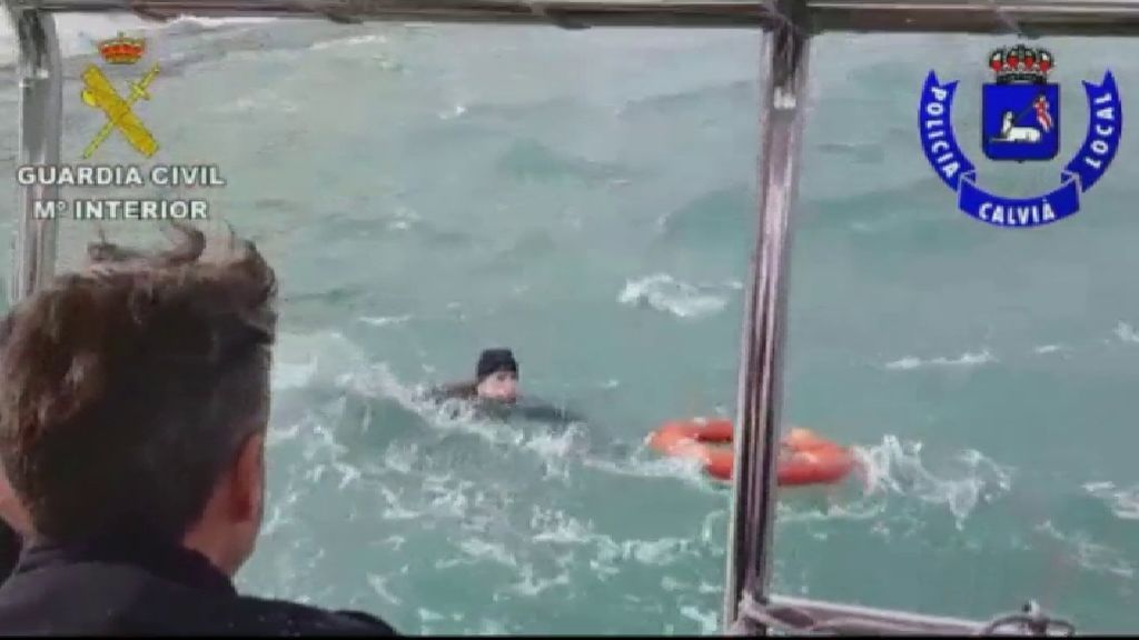 Rescatado un pescador que cayó al mar por culpa de una ola en Mallorca