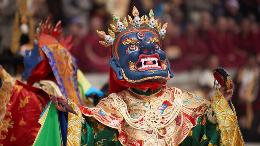 Monjes tibetanos realizan una danza durante la celebración del festival del Año Nuevo tibetano en el condado de Zhuoni, (China)