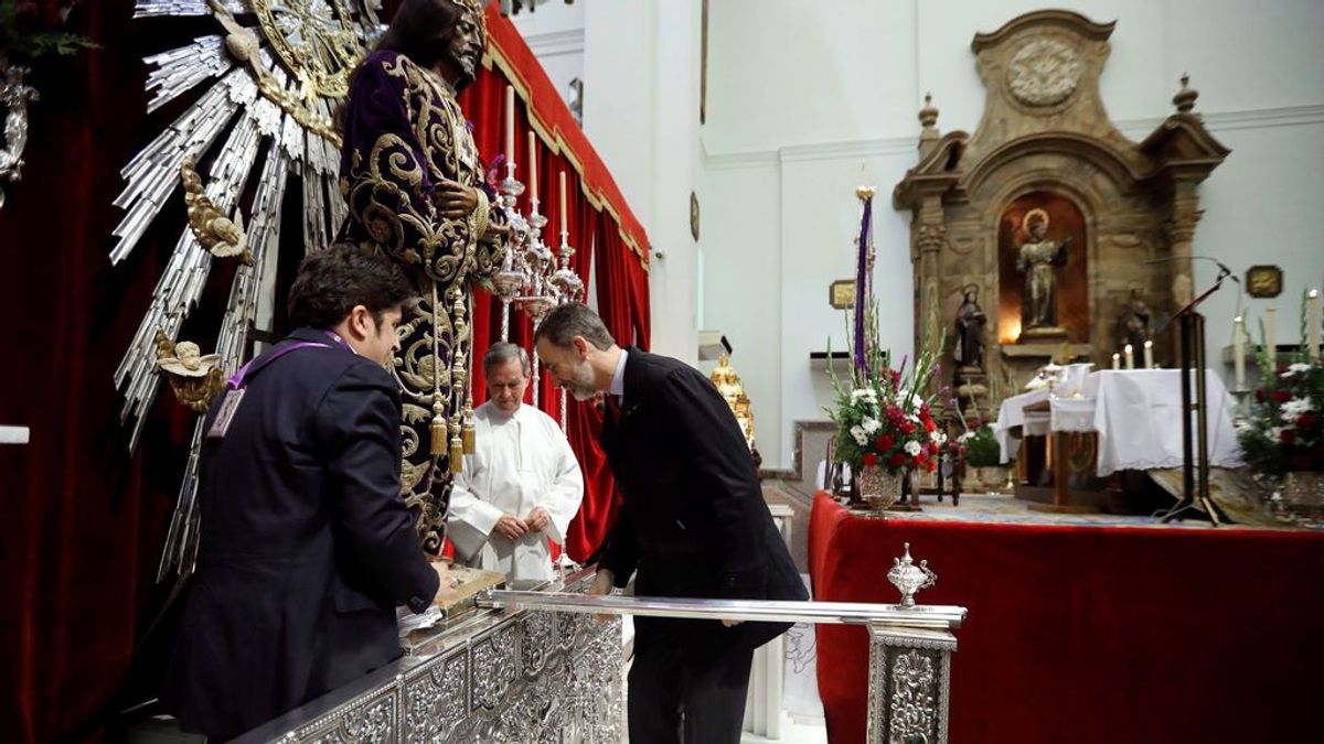 El Rey cumple con la tradición de la Familia Real de venerar al Cristo de Medinaceli entre aplausos y vítores