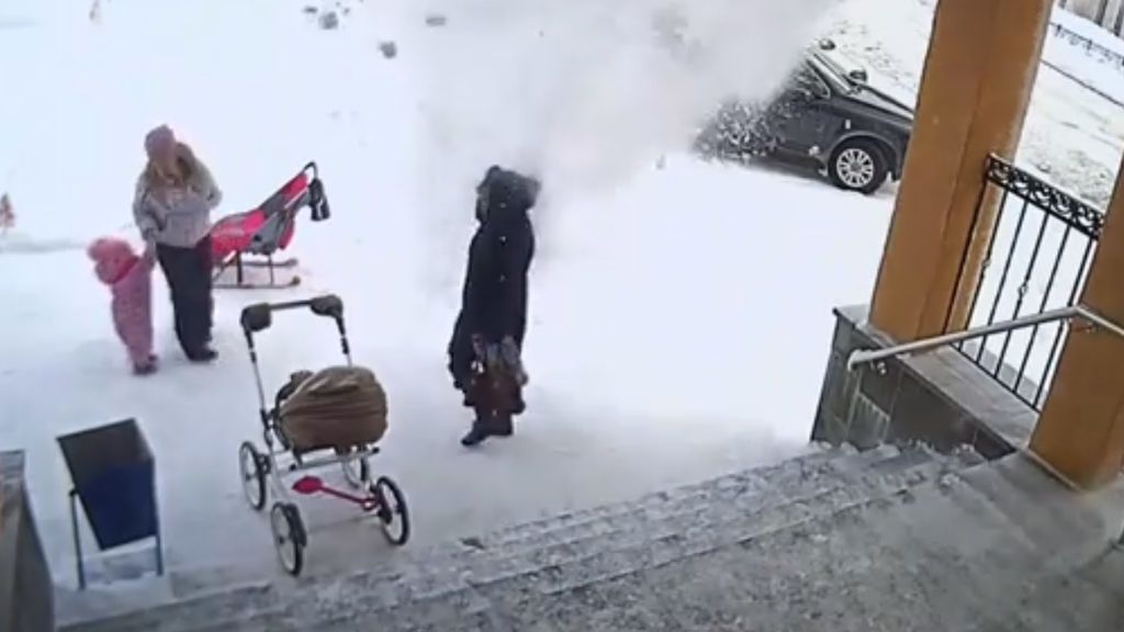 Una niña pequeña salva a su madre de ser sepultada por una masa de nieve