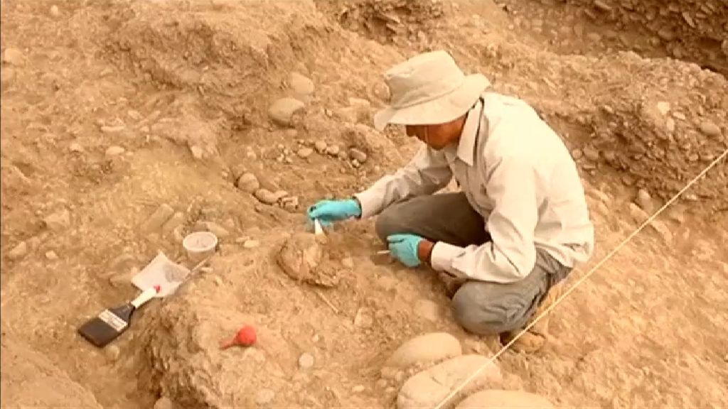 Hallan en Perú restos arqueológicos de un niño y un adulto de mil años de antigüedad
