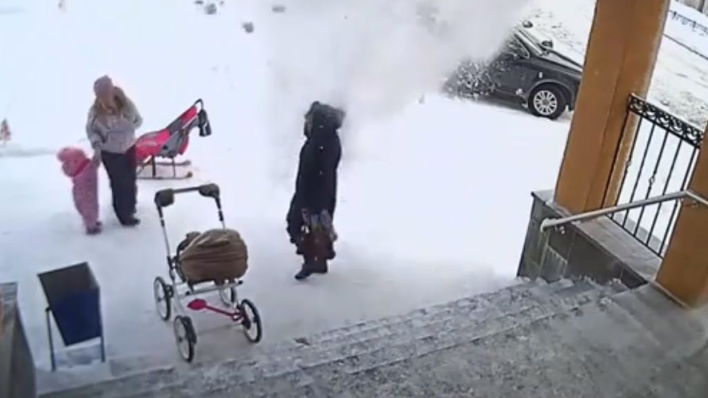 Una niña pequeña salva a su madre de ser sepultada por una masa de nieve