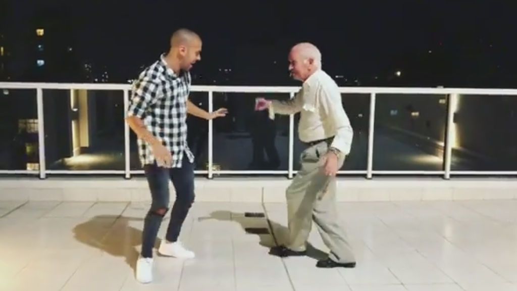 Nieto y abuelo bailan juntos y el vídeo se convierte en viral