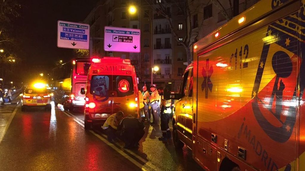 Un hombre de 37 años en estado grave tras ser atropellado por un autobús en Madrid