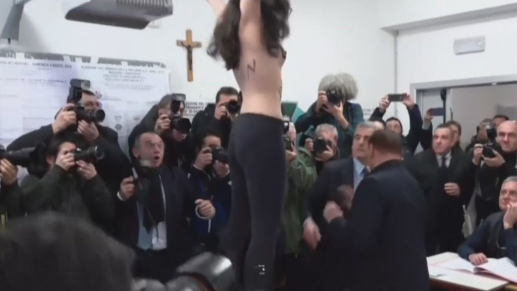 Una manifestante de Femen irrumpe en la votación de Berlusconi
