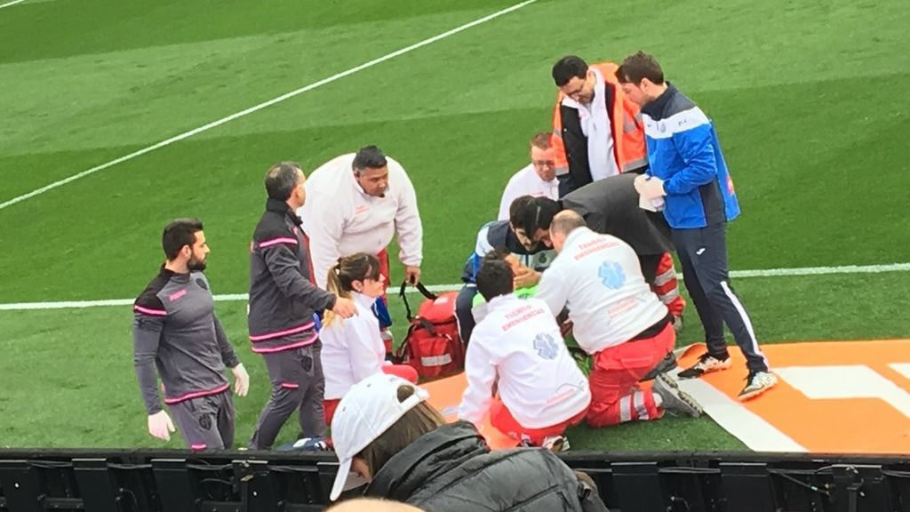 Diego López da el susto de la jornada y es trasladado al hospital tras un duro golpe en la cabeza