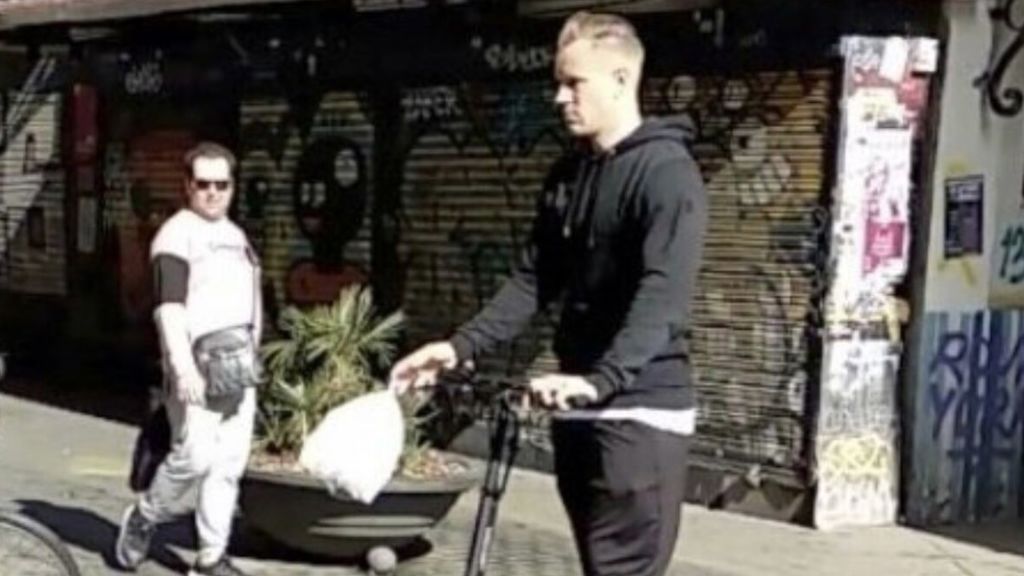 Ter Stegen, de compras por las calles de Barcelona... ¡en su patinete eléctrico!