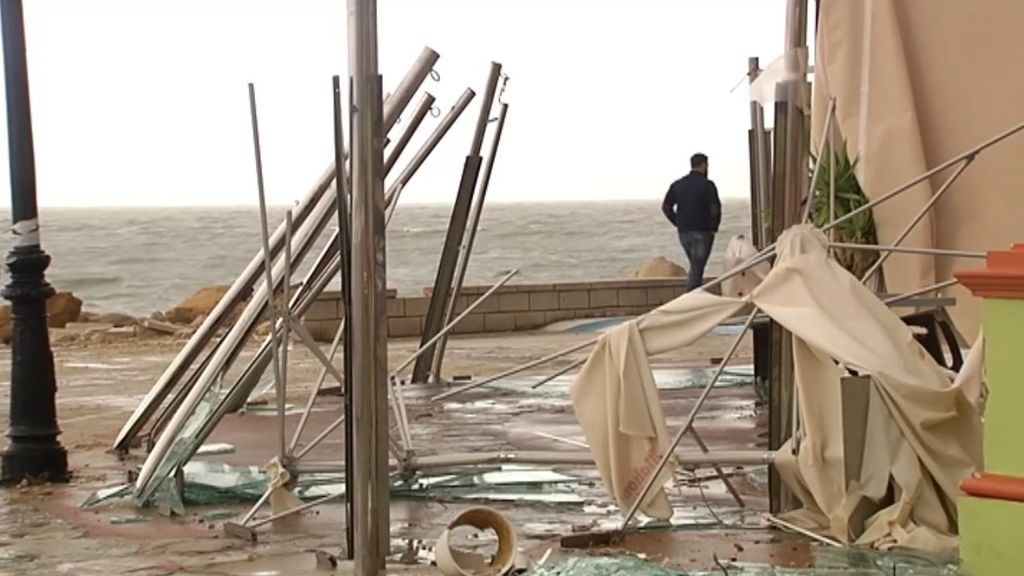Un tornado provoca considerables destrozos en Puerto Sherry (Cádiz)