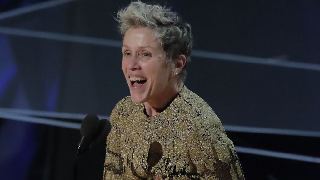 Frances McDormand pone en pie a las mujeres del cine y reclama "inclusión"