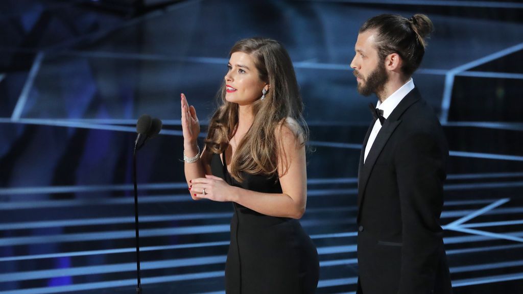 Rachel Shenton y Chris Overton recogen el Oscar a mejor cortometraje de ficción por 'The Silent Child'