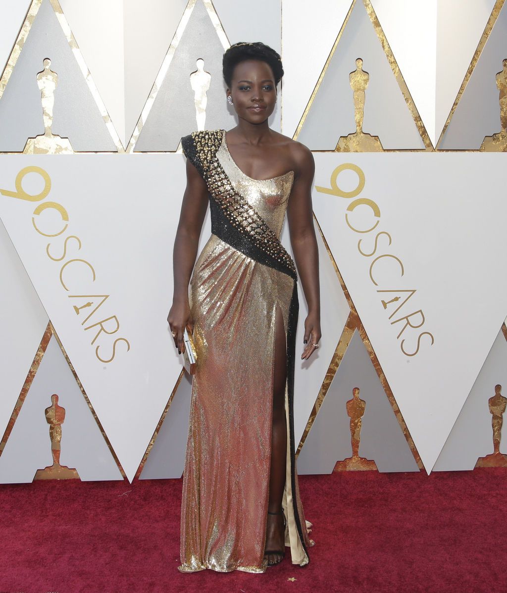 Lupita Nyong'o vestida por Atelier Versace