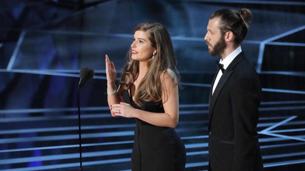 Rachel Shenton y Chris Overton recogen el Oscar a mejor cortometraje de ficción por 'The Silent Child'