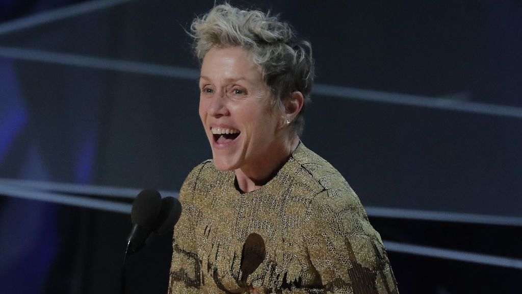 Frances McDormand pone en pie a las mujeres del cine y reclama "inclusión"