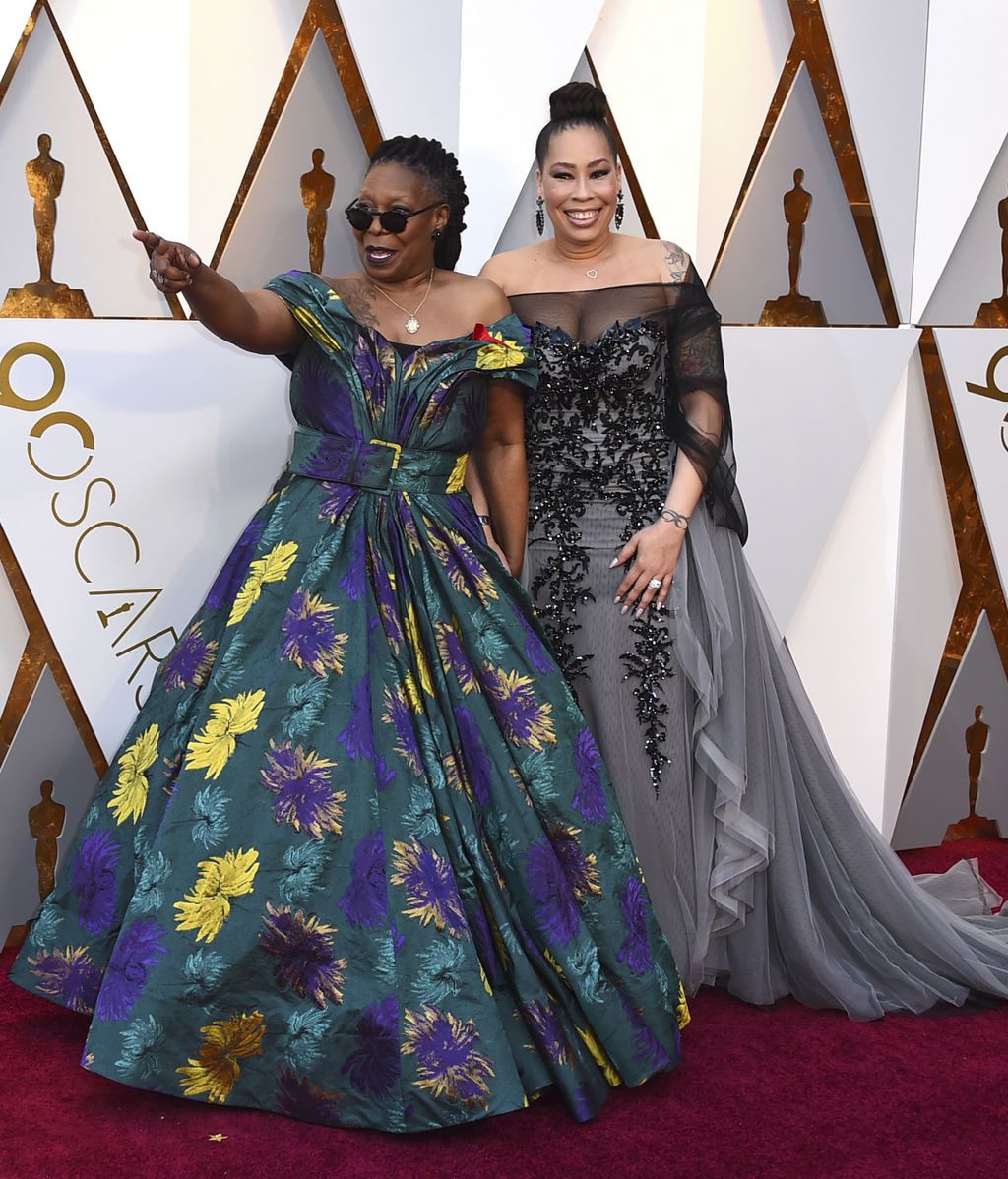 Whoopi Goldberg y la activista Alex Martin